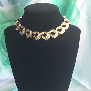 Lisner Vintage Signed Gold Tone Necklace